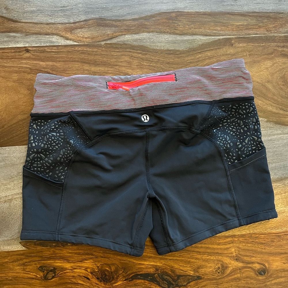 Lululemon shorts/ Shorty Short in Deep Coal